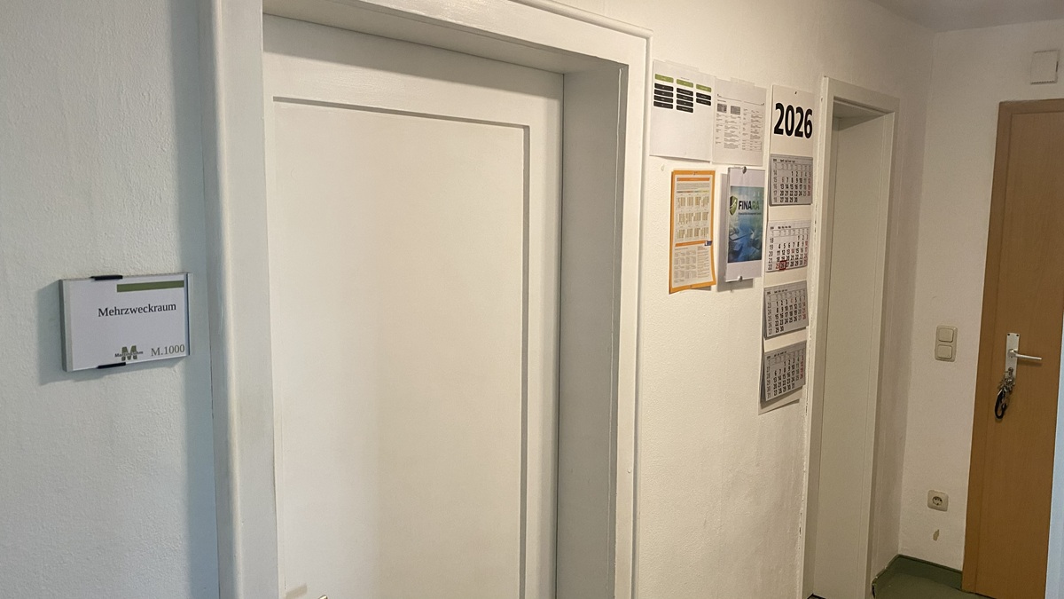 Eingangstür mit Martin-Luhm-Fußmatte und Schild